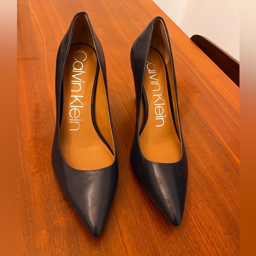 Like new Calvin Klein navy heels 10